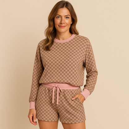 WALLIN – Rutigt Tvådelat Damset med Långärmad Tröja & Shorts | Bekväm och Trendig Lounge- & Fritidsoutfit
